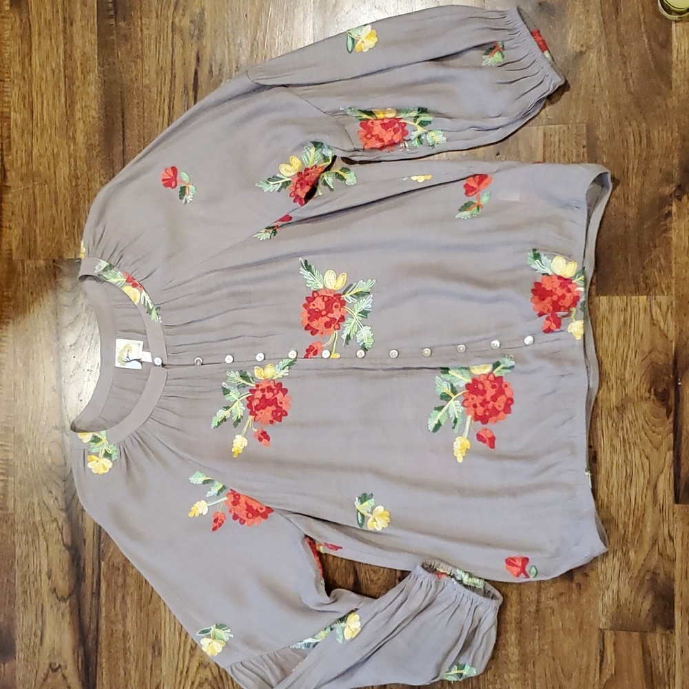 Womens Figs & Flowers gray top with crochet flowers size XL - Picture 1 of 5